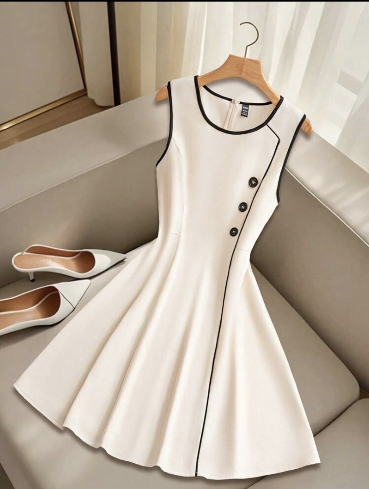Vestido de fibra con botones negros